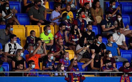 CĐV Barca hô vang tên Messi ở phút thứ 10 trận tranh cúp Joan Gamper