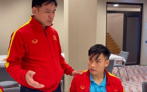 VIDEO: Bầu Tú hỏi thăm chấn thương của Đức Tùng sau trận gặp Séc