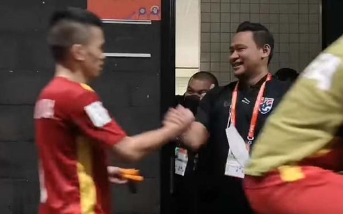 HLV Thái Lan bắt tay, chúc mừng futsal Việt Nam lọt vào vòng 1/8 World Cup