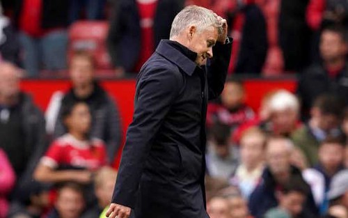 Fan MU tức điên vì Solskjaer cười khi đội nhà đang hòa với Everton