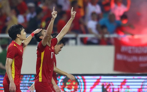 CĐV Việt Nam so sánh bàn thắng của Mạnh Dũng với cú đánh đầu của Ronaldo