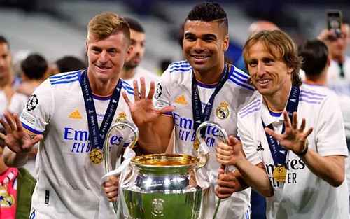 Modric, Kroos và Casemiro bình thản đánh bài trước khi ra sân và vô địch C1