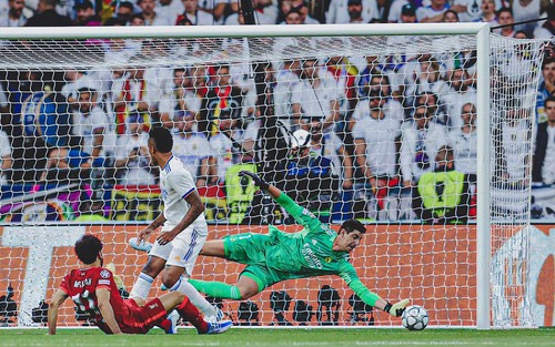 Courtois lập kỷ lục đặc biệt trong ngày Real vô địch, được CĐV tung lên mây xanh