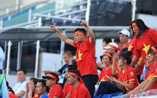 CĐV báo tin Thái Lan thủng lưới cho U23 Việt Nam ngay trên sân