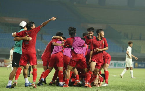 VIDEO: U19 Lào mở hội ăn mừng sau khi làm lên lịch sử vào chung kết U19 Đông Nam Á
