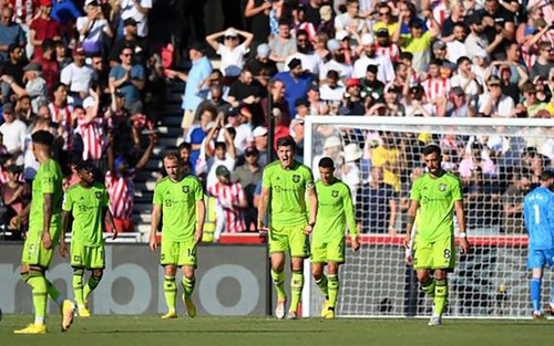 Ten Hag bắt cầu thủ MU chạy è cổ dưới nắng nóng sau trận thua trước Brentford