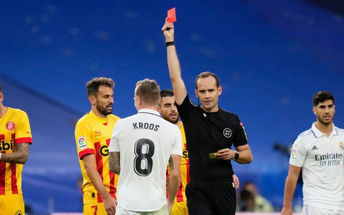 Toni Kroos nhận thẻ đỏ đầu tiên trong sự nghiệp