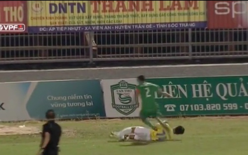 ‘Đồ tể V-League’ liên tiếp đạp lên người sao trẻ U20 Việt Nam