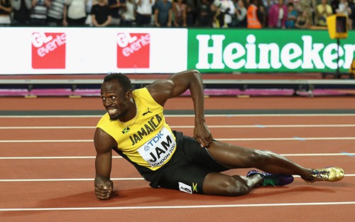 Usain Bolt chấn thương ở lần chạy cuối cùng trong sự nghiệp