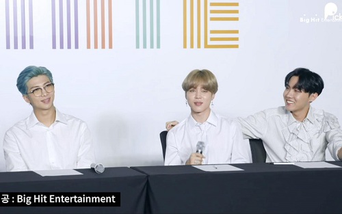 BTS diện đồ Louis Vuitton, đốn tim ARMY trong buổi họp báo 'Dynamite'