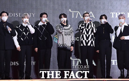 BTS và dàn sao K-pop bịt kín mít tại thảm đỏ TFMA 2021