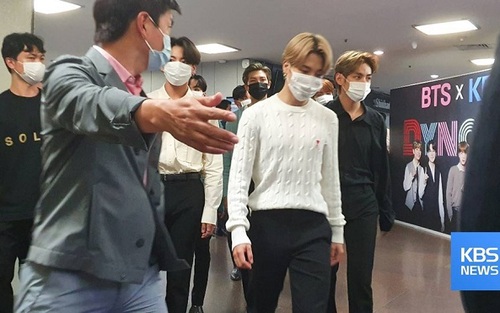 Fan ấn tượng với cách tiếp đãi khách 'VIP' dành cho BTS của KBS