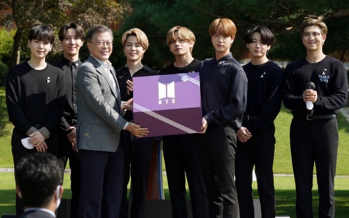 BTS nhận chứng chỉ bổ nhiệm Đặc phái viên của Tổng thống tại Nhà Xanh