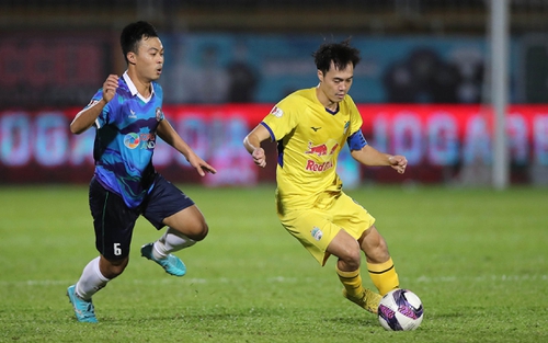 Bóng đá Việt Nam hôm nay: Trọng tài sai khi cho HAGL hưởng 11m. Quang Hải lỡ hẹn AFF Cup