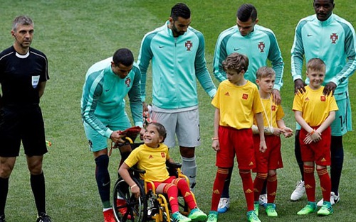 Ronaldo phá lưới Nga ở Confederations Cup nhờ một fan ‘đặc biệt’