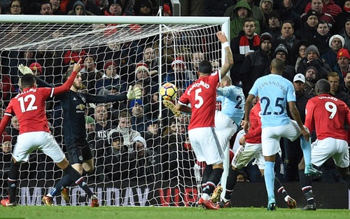 M.U sẽ mua ai thay Lukaku: Cavani, Bale hay Lewandowski?
