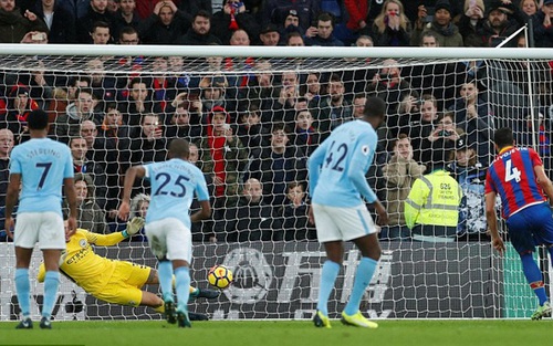 Man City suýt thua, mất cả Jesus lẫn De Bruyne, fan M.U sung sướng ra mặt