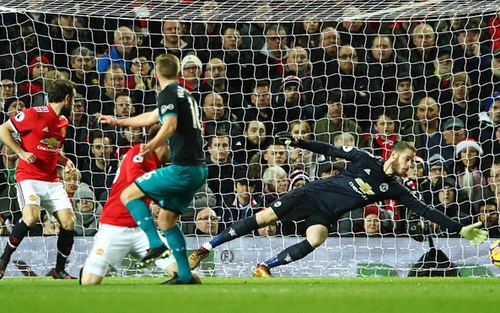 Mourinho đổ lỗi bị trọng tài trừng phạt, tiết lộ chấn thương của Lukaku và Ibrahimovic