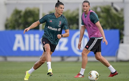 Ronaldo vượt qua Messi, 'vô địch' kiếm tiền trên Instagram thời Covid-19