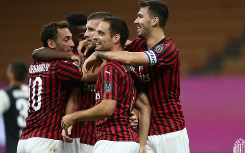 Milan 4-2 Juventus: Ronaldo ghi bàn, Juve vẫn bị ngược dòng khó tin