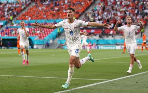 Chuyển nhượng MU 14/7: MU săn chân sút hàng đầu EURO. Sáng tỏ tương lai Van de Beek