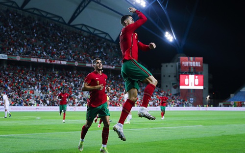 Bồ Đào Nha 3-0 Qatar: Ronaldo lại ghi bàn, sẵn sàng tranh Quả bóng vàng với Messi