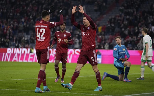 Lewandowski cân bằng kỷ lục của Gerd Mueller