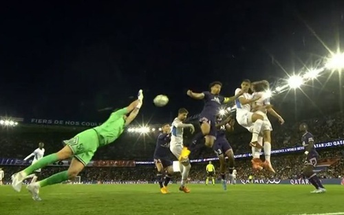 Donnarumma 'tấu hài', bị fan PSG gọi là 'con lừa'