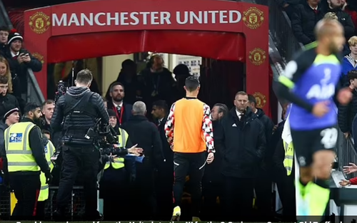 Ferdinand: MU nên bán Ronaldo, ngay tháng Giêng này