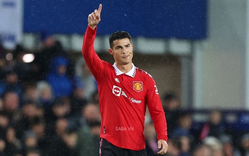 Rio Ferdinand yêu cầu Jamie Carragher ngừng bàn luận về Ronaldo