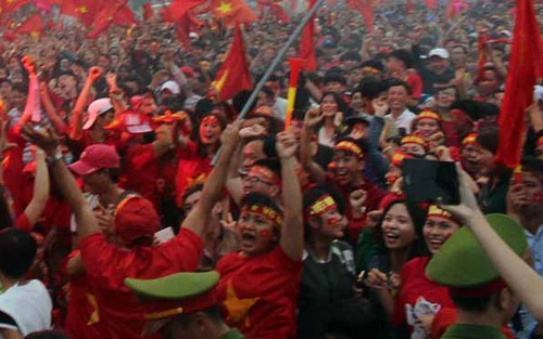 VIDEO: Người Hà Nội đội mưa ăn mừng U23 Việt Nam 'vô địch trong triệu trái tim'