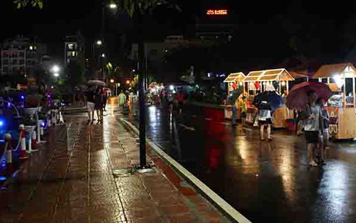 Người Hà Nội đội mưa dạo phố đi bộ Trịnh Công Sơn