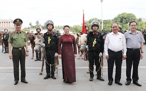 Thủ tướng Nguyễn Xuân Phúc và Chủ tịch Quốc hội Nguyễn Thị Kim Ngân dự buổi ra mắt lực lượng Cảnh sát cơ động kỵ binh