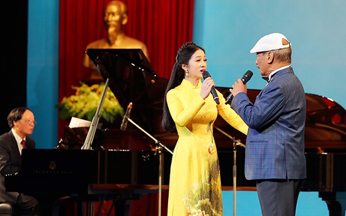 Sao Mai Phương Nga song ca cùng NSND Trần Hiếu mừng Đại hội Hội Nhạc sĩ Việt Nam