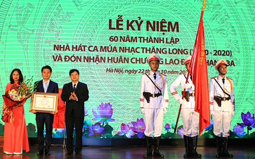 Hà Nội: Nhà hát Ca múa nhạc Thăng Long đón Huân chương Lao động hạng Ba