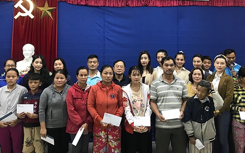 Đỗ Mỹ Linh, Tiểu Vy, Lương Thuỳ Linh đến miền Trung tặng quà người dân gặp khó khăn sau bão lũ