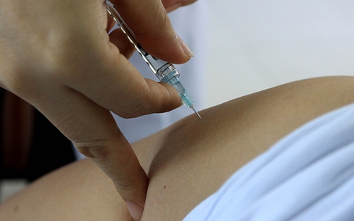 Bắt giam người 'sắp xếp' tiêm vaccine phòng Covid-19 không đúng đối tượng