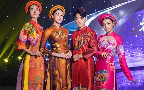 Hoa hậu Lương Thùy Linh cùng dàn thí sinh The Next Face Vietnam diễn áo dài