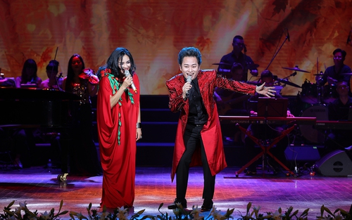 'Hà Nội phố': Tùng Dương hát live 'Ngày chưa giông bão', khán giả cổ vũ nồng nhiệt