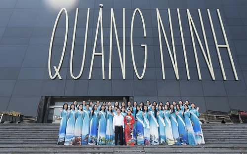 BTC Hoa hậu Biển đảo Việt Nam 2022 trao tặng trống đồng cho Bảo tàng Quảng Ninh