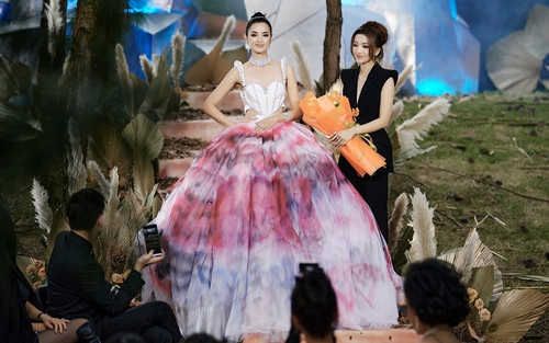 Hoa hậu Mutya Johanna Datul diện váy 20kg làm vedette trong show thời trang của NTK Vân Anh Scarlet