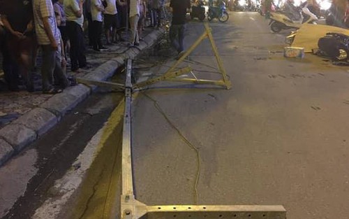 Điều tra nguyên nhân vụ rơi thanh sắt tại đường Lê Văn Lương khiến 2 người thương vong