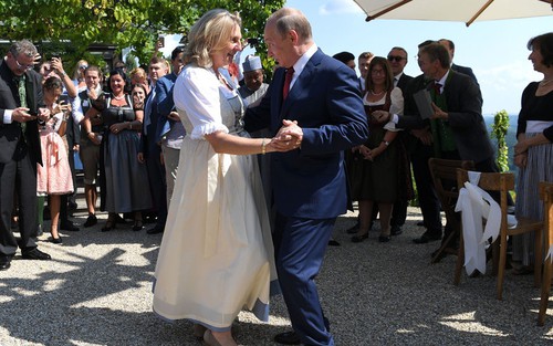 VIDEO: Tổng thống Nga Putin khiêu vũ trong đám cưới của Ngoại trưởng Áo