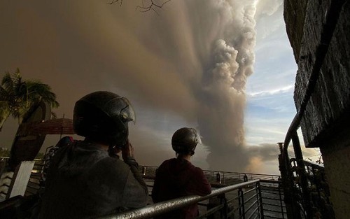 Philippines: Tro bụi núi lửa làm tê liệt ở thủ đô Manila, cảnh báo nguy cơ sóng thần