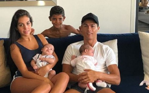 Thụ án treo giò, Cristiano Ronaldo dành trọn thời gian bên gia đình nhỏ