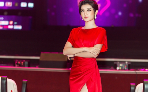 Huyền My diện đầm xẻ cao, tự tin với vai trò cố vấn chuyên môn cuộc thi Hoa khôi