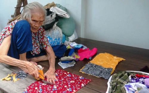 Cụ bà 93 tuổi vẫn miệt mài may chăn tặng người nghèo