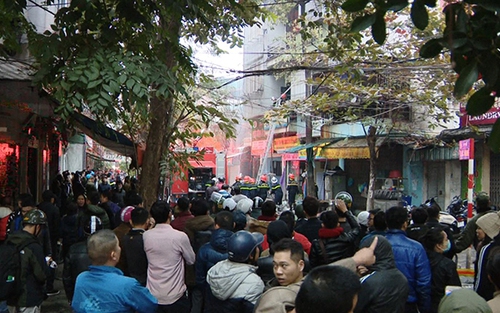 VIDEO: Xem lại cảnh 'bà hỏa' tấn công 3 ngôi nhà trên đường Trần Khát Chân, Hà Nội