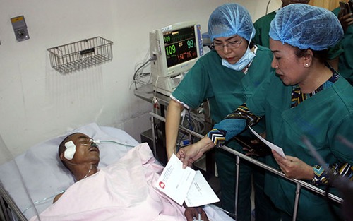 Bí thư Thành ủy Thành phố Hồ Chí Minh Nguyễn Thiện Nhân thăm các hiệp sỹ' bị thương