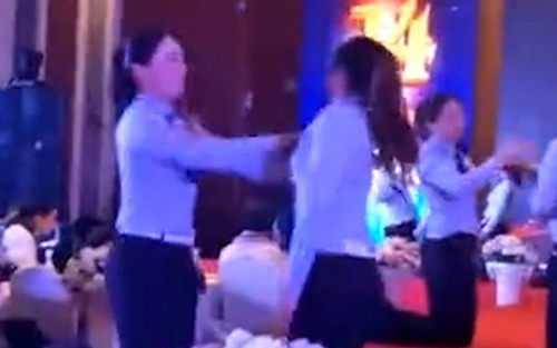 VIDEO: Bắt nhân viên tát thật lực vào mặt nhau trong tiệc liên hoan cuối năm